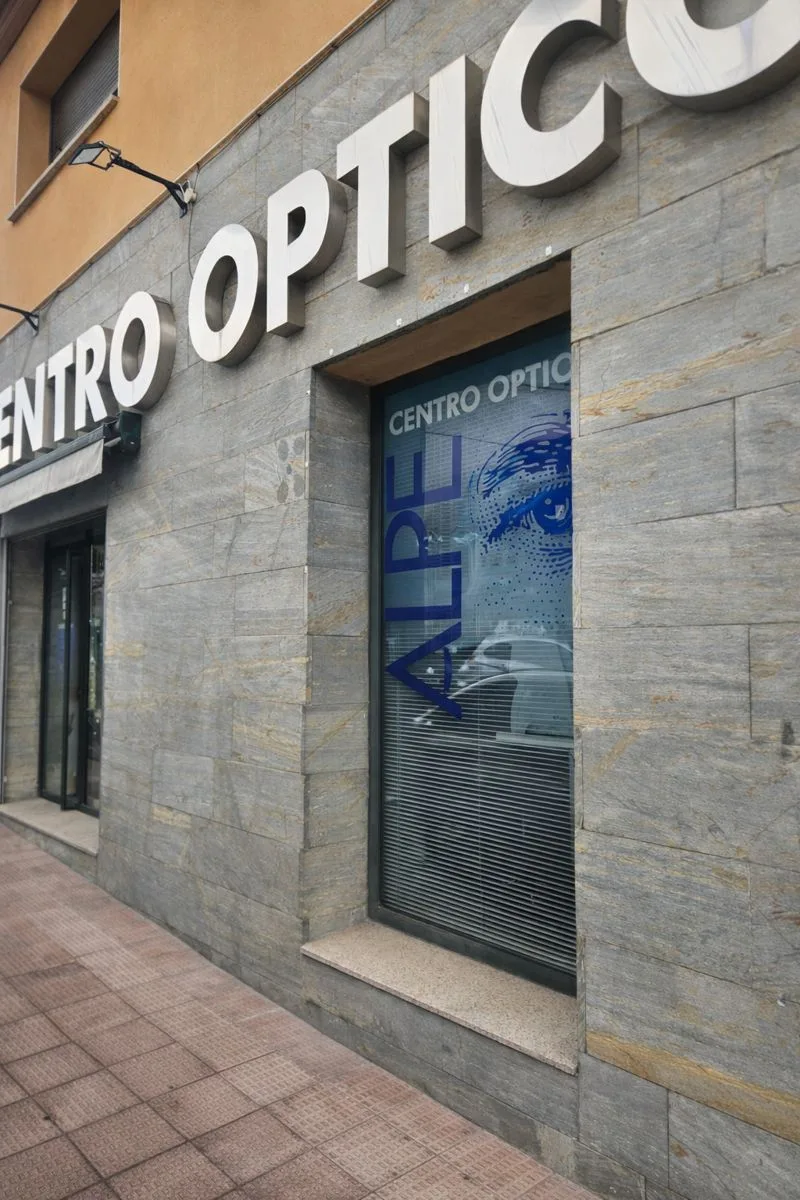 Fachada del Centro Óptico Alpe de día, en la Calle del Dr. Varela de Alpedrete