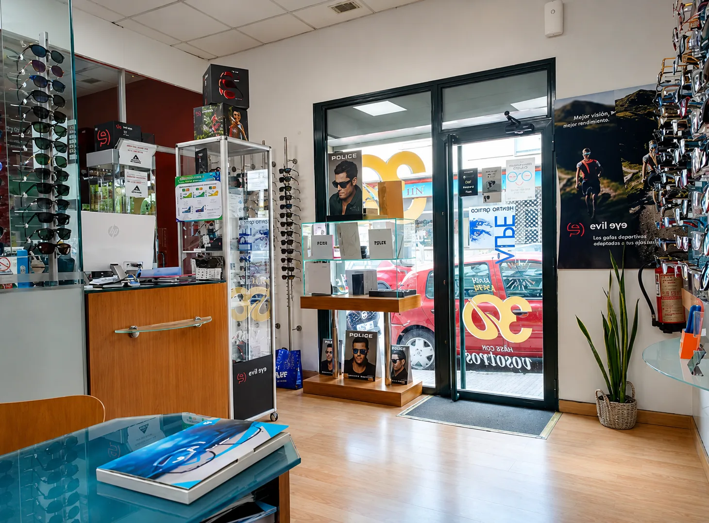 Interior de la óptica: entrada y expositores de gafas